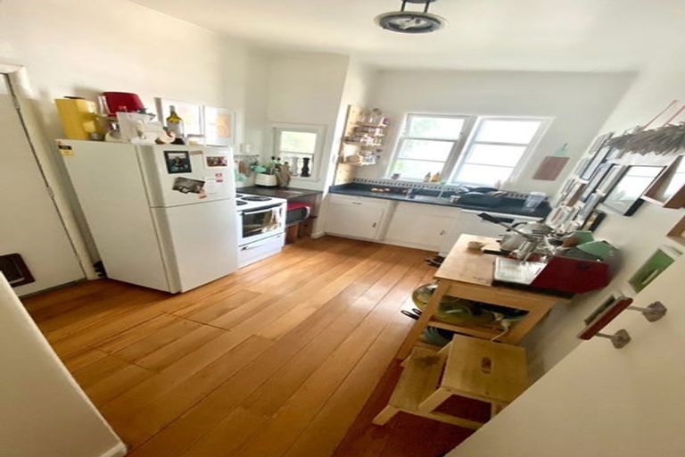 Photo of property in 182 Oriental Parade, Oriental Bay, Wellington, 6011