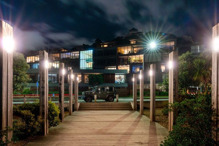 Photo of property in Patent 326 Apartments, 212s/326 Evans Bay Parade, Hataitai, Wellington, 6021