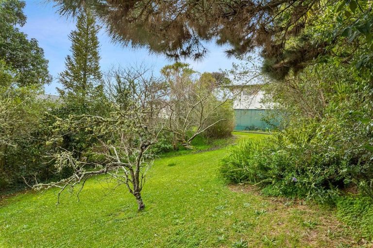 Photo of property in 16 Springside Place, New Lynn, Auckland, 0600