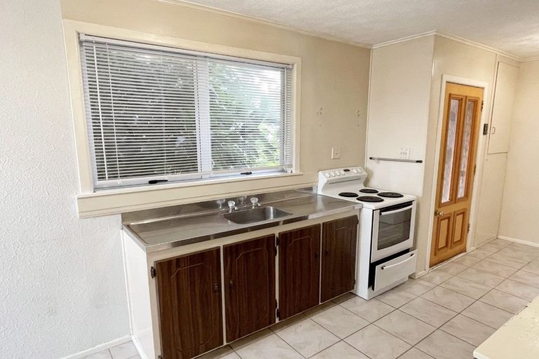 Photo of property in 2 Lendic Avenue, Henderson, Auckland, 0612