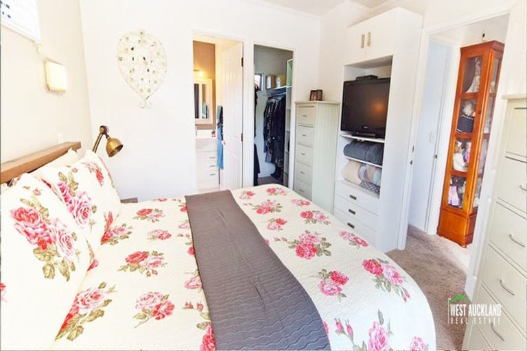 Photo of property in 19 Heversham Place, Glendene, Auckland, 0602