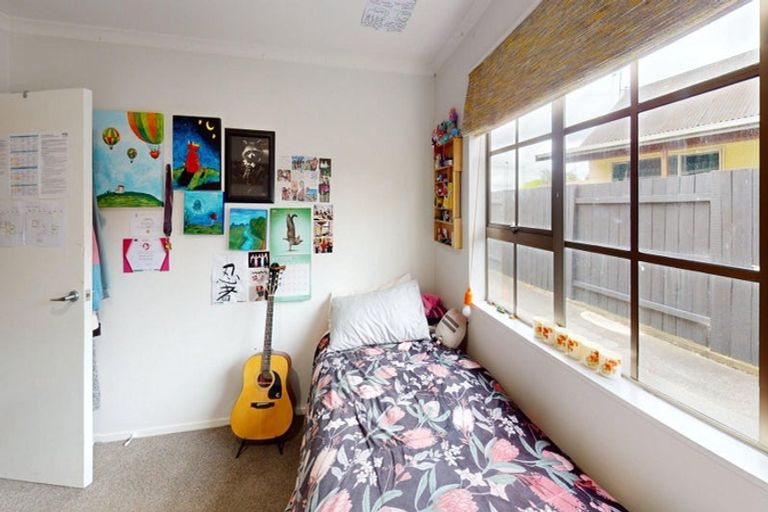 Photo of property in 12 Grange Place, Milson, Palmerston North, 4414