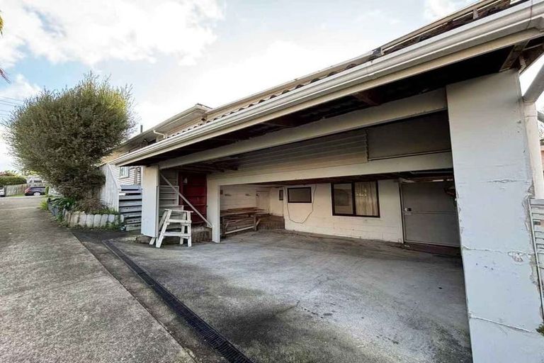 Photo of property in 1/56 Roberts Road, Glenfield, Auckland, 0629