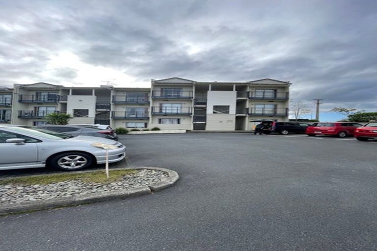 Photo of property in 6a/71 Spencer Road, Oteha, Auckland, 0632