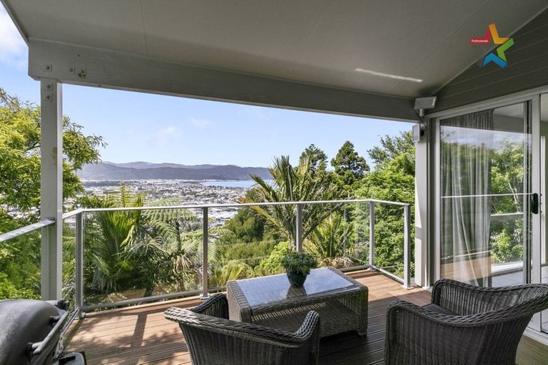 Photo of property in 27 Rakeiora Grove, Korokoro, Lower Hutt, 5012
