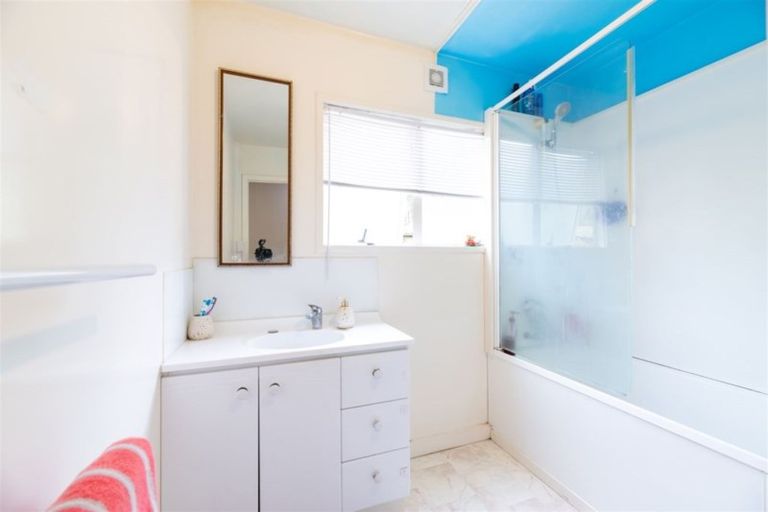 Photo of property in 80k Tirimoana Road, Te Atatu South, Auckland, 0602