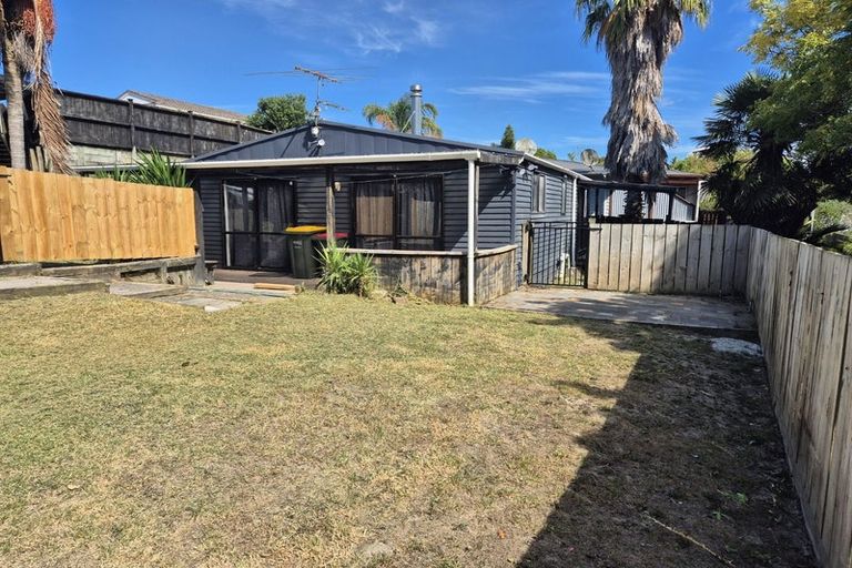 Photo of property in 15 Vina Place, Massey, Auckland, 0614