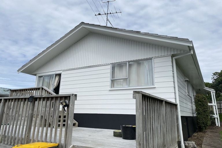 Photo of property in 42 Claverdon Drive, Massey, Auckland, 0614