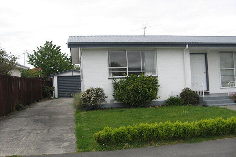 Photo of property in 2/4 Valerie Place, Redwood, Christchurch, 8051