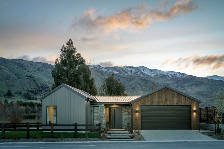 Photo of property in 1 Kamana Rise, Wanaka, 9382
