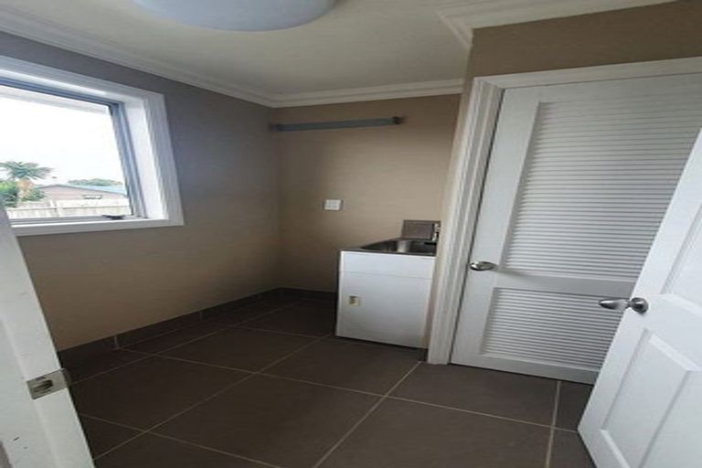 Photo of property in 27 Pahi Place, West Harbour, Auckland, 0618