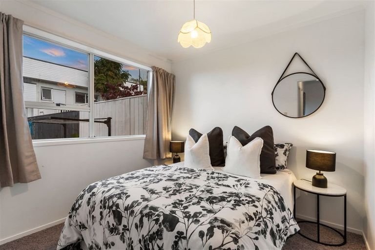 Photo of property in 2/18 Sealy Road, Torbay, Auckland, 0630