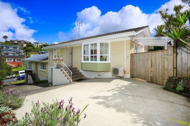 Photo of property in 2/28 Sovereign Place, Glenfield, Auckland, 0629