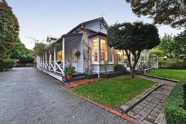 Photo of property in 2 Barton Road, Heretaunga, Upper Hutt, 5018