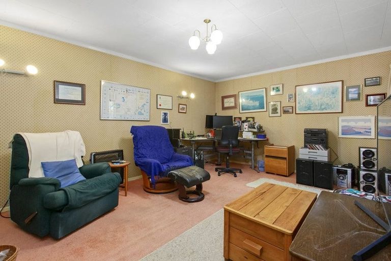 Photo of property in 78 Victory Crescent, Tawa, Wellington, 5028