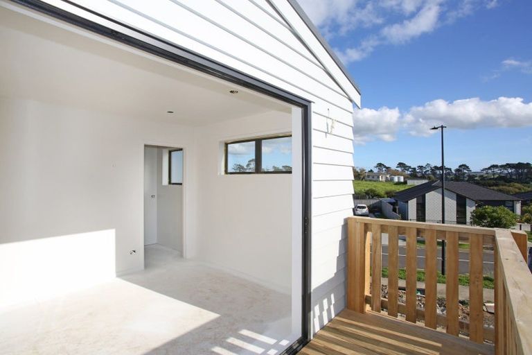 Photo of property in 16 Tahuna Minhinnick Drive, Glenbrook, 2681