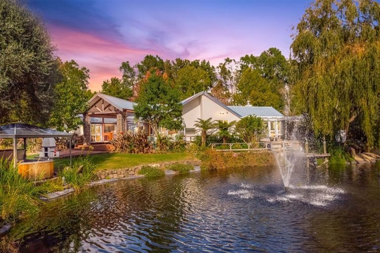 Photo of property in 252 Boord Crescent, Kumeu, 0891