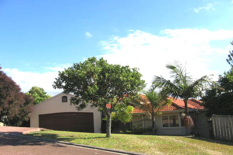 Photo of property in 11 Tyrico Close, Unsworth Heights, Auckland, 0632