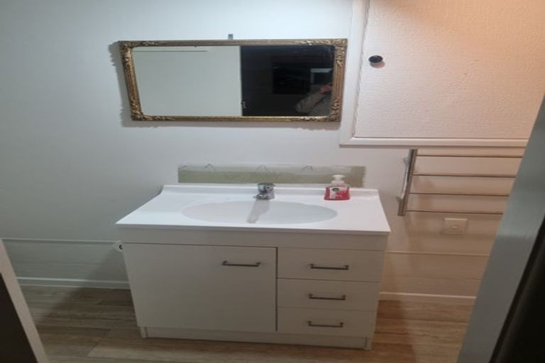 Photo of property in 102 Saddleback Rise, Murrays Bay, Auckland, 0630