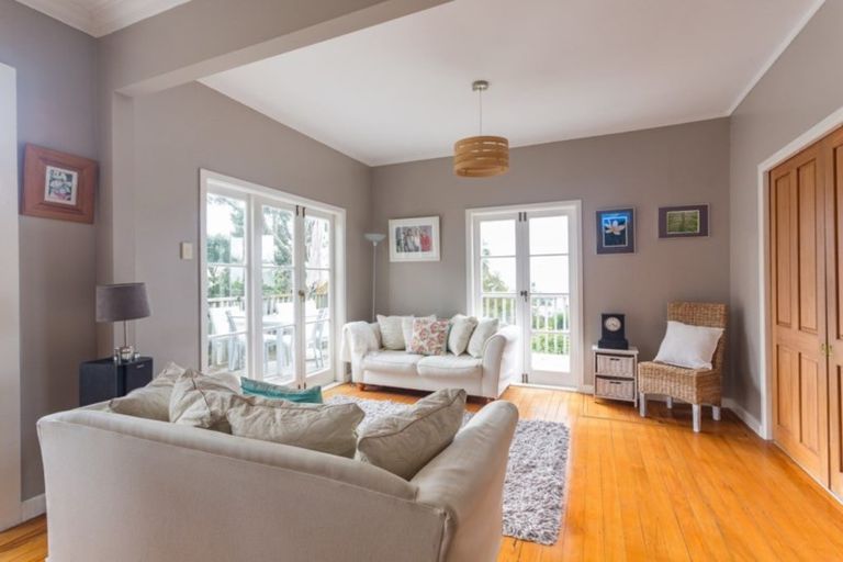 Photo of property in 29 Masterton Road, Rothesay Bay, Auckland, 0630