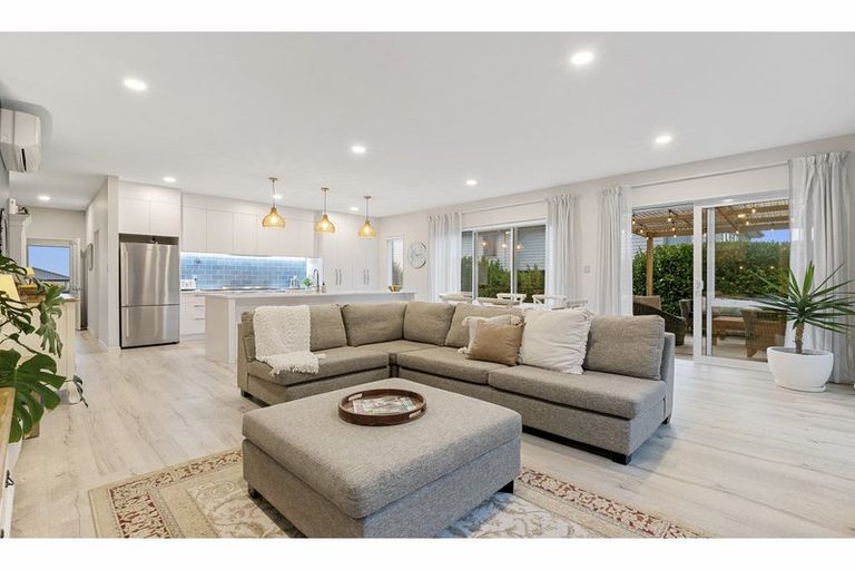 Photo of property in 22 Boocock Crescent, Orewa, 0931