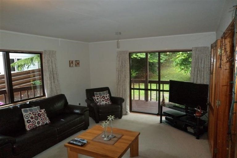 Photo of property in 1/130 Cliff View Drive, Green Bay, Auckland, 0604