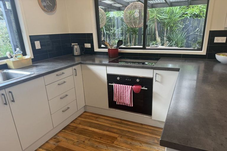 Photo of property in 9a Shadon Place, Stanmore Bay, Whangaparaoa, 0932