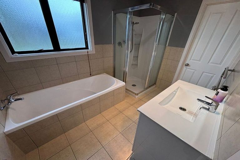 Photo of property in 28 Evans Road, Weymouth, Auckland, 2103