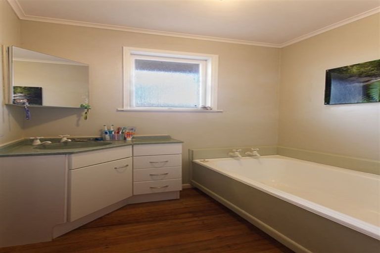 Photo of property in 28 Coniston Avenue, Te Atatu South, Auckland, 0610