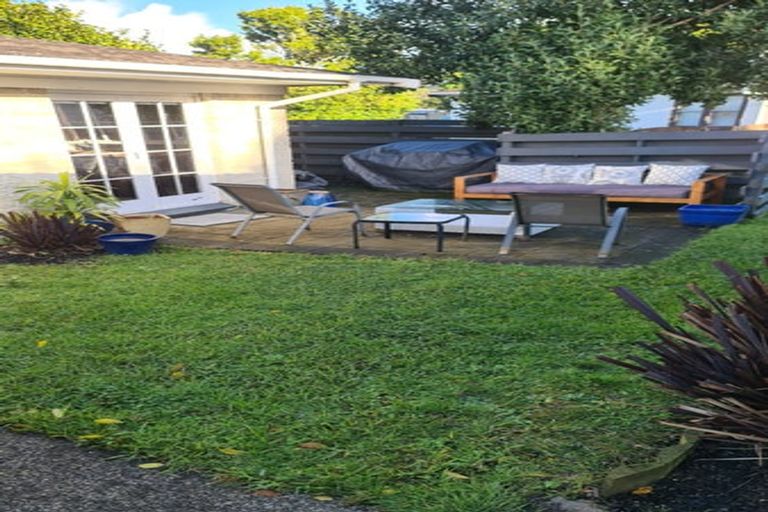 Photo of property in 3/220 East Coast Road, Forrest Hill, Auckland, 0620