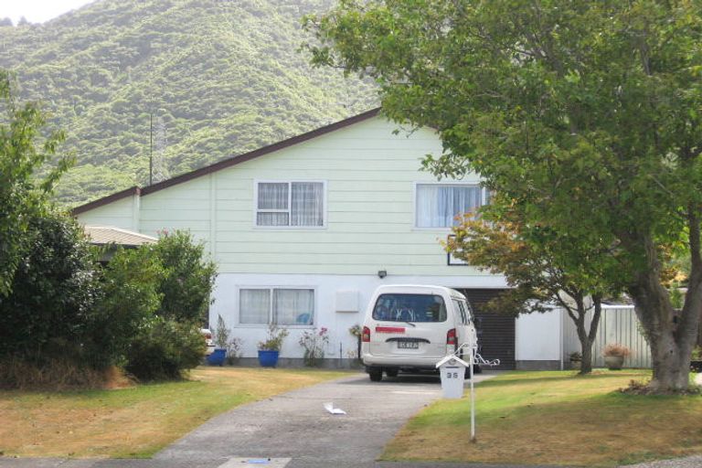 Photo of property in 35 Omaha Grove, Totara Park, Upper Hutt, 5018