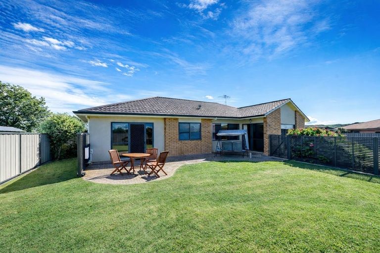 Photo of property in 17 Addington Place, Taradale, Napier, 4112