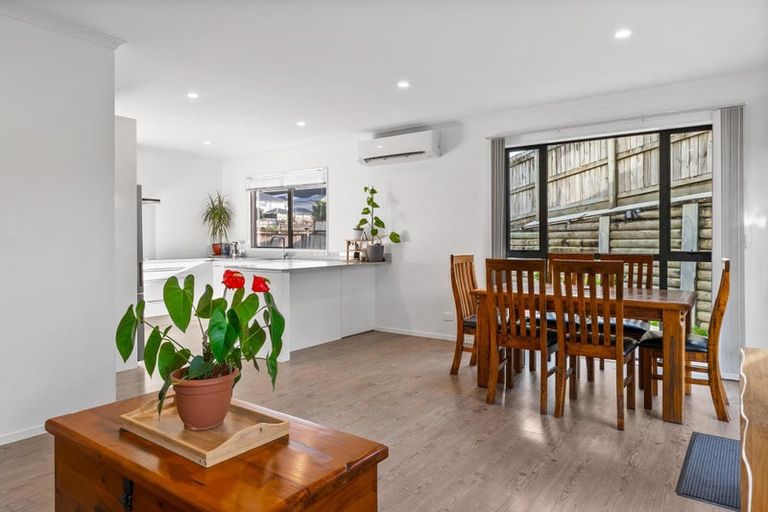 Photo of property in 22 William Wallbank Crescent, Swanson, Auckland, 0614