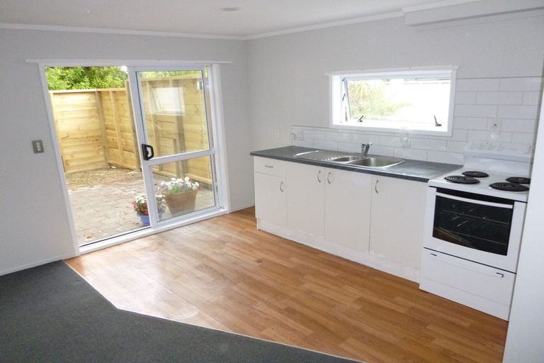 Photo of property in 22 Raymond Terrace, Northcote, Auckland, 0627