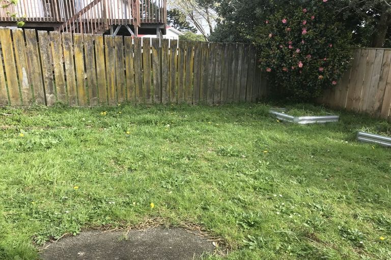Photo of property in 17 St Catherine Crescent, West Harbour, Auckland, 0618