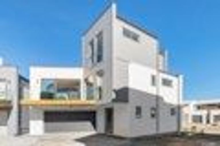 Photo of property in 2 Ingham Court, Fairview Heights, Auckland, 0632