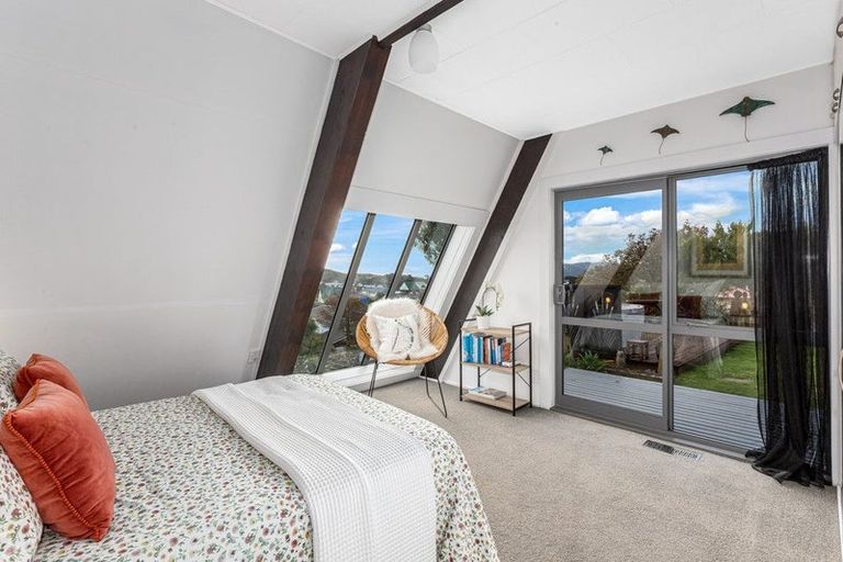 Photo of property in 112 Gloaming Hill, Titahi Bay, Porirua, 5022