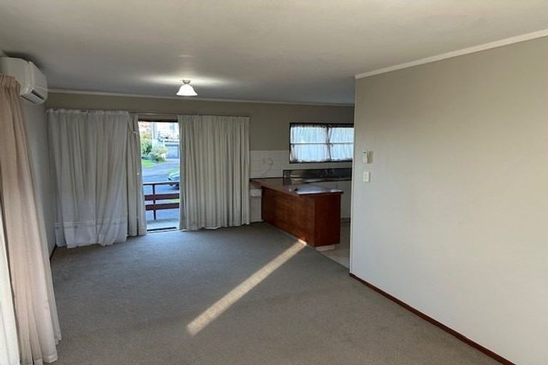 Photo of property in 3 Manhattan Heights, Glendene, Auckland, 0602