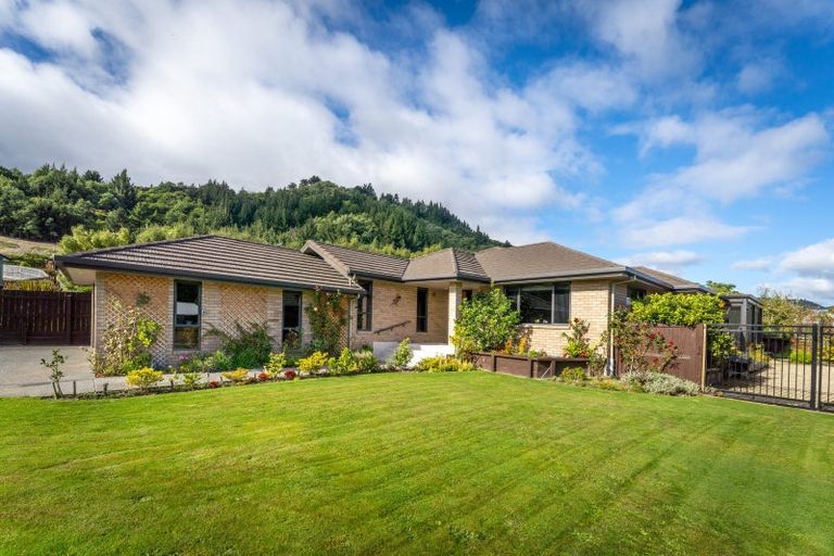 Photo of property in 26 Weka Place, Picton, 7220