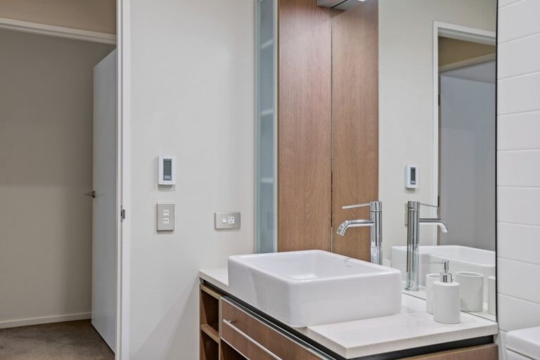 Photo of property in Patent 326 Apartments, 326 Evans Bay Parade, Hataitai, Wellington, 6021