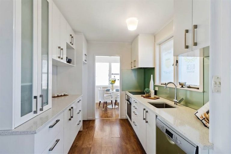 Photo of property in 32 Kirrie Avenue, Te Atatu South, Auckland, 0610