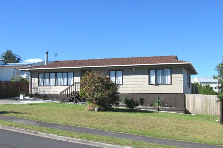 Photo of property in 9 Edgware Road, West Harbour, Auckland, 0618