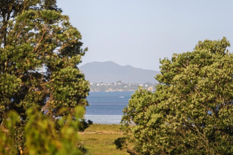 Photo of property in 2 Toru Street, Te Atatu Peninsula, Auckland, 0610