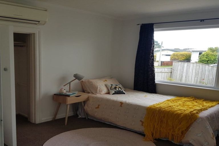 Photo of property in 48 Brooker Grove, Newlands, Wellington, 6037