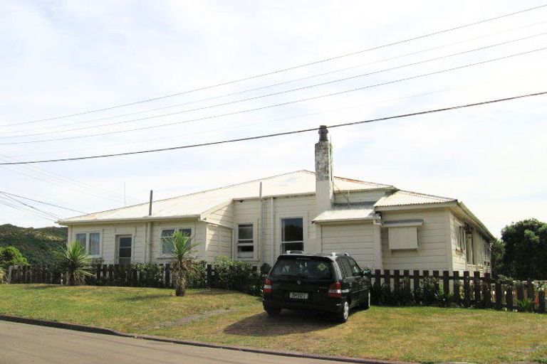 Photo of property in 1 Liffey Crescent, Island Bay, Wellington, 6023