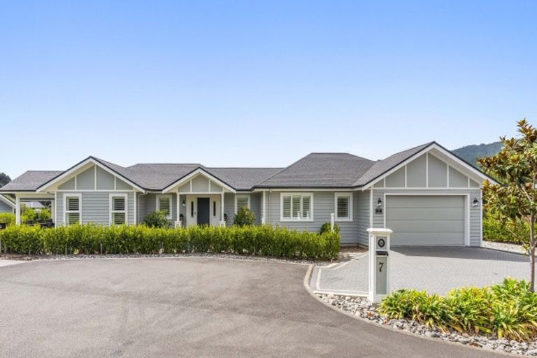 Photo of property in 7 Lamont Place, Waikanae, 5036
