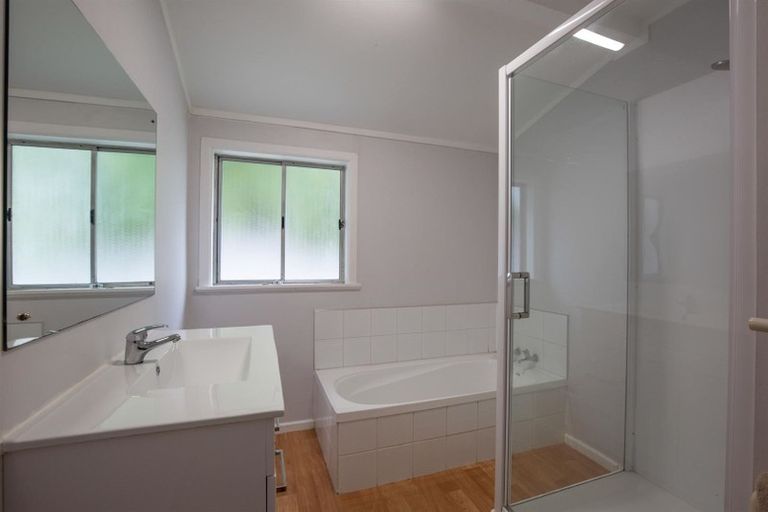 Photo of property in 9 Tracey Terrace, Te Atatu South, Auckland, 0602