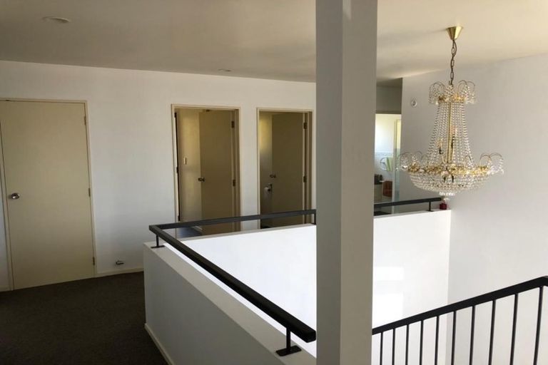 Photo of property in 18 Lobelia Rise, Goodwood Heights, Auckland, 2105