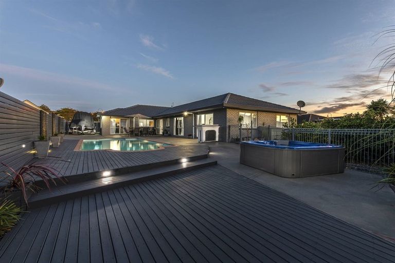 Photo of property in 6 John Brooke Crescent, East Tamaki Heights, Auckland, 2016