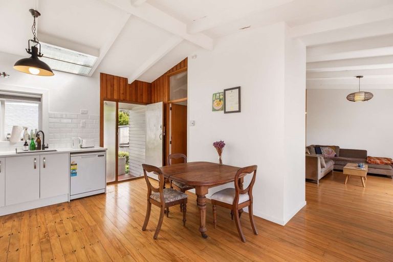 Photo of property in 2/199 Titirangi Road, Titirangi, Auckland, 0604